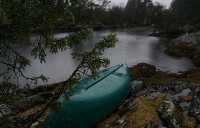 Er täuscht seinen eigenen Tod vor, um sich seiner Geliebten anzuschließen: Ein Kajakfahrer verschwindet in einem See, um ans andere Ende der Welt zu fliehen