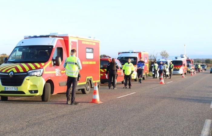 Von einem Autofahrer angefahren, erliegt eine Radfahrerin am Straßenrand ihren Verletzungen