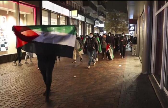 Pariser Demonstranten zielen vor einem spannenden Fußballspiel auf eine pro-israelische, rechtsextreme Gala ab