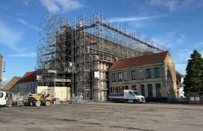 Schon bald wurde ein riesiger Regenschirm aufgestellt, um das Gebäude zu schützen