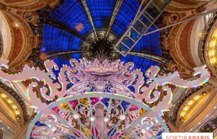 Einweihung der Fenster und des Weihnachtsbaums in den Galeries Lafayette 2024 mit Vianney in der Vitrine