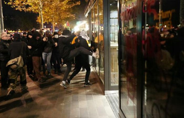 Pariser Demonstranten zielen vor einem spannenden Fußballspiel auf eine pro-israelische, rechtsextreme Gala ab