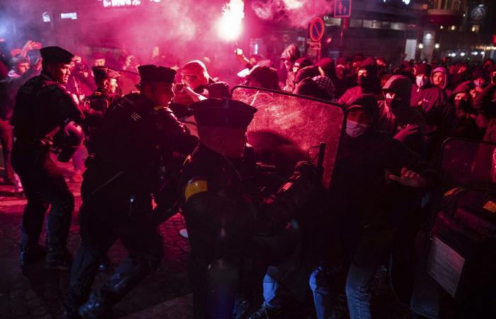 Pariser Demonstranten zielen vor einem spannenden Fußballspiel auf eine pro-israelische, rechtsextreme Gala ab