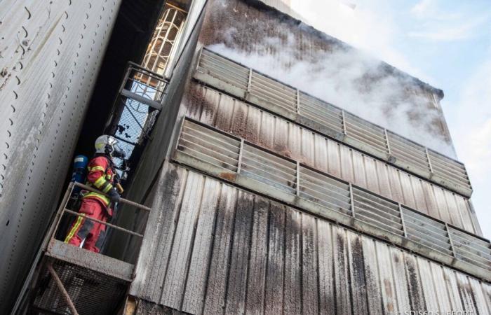 Ein mit Getreide gefülltes Silo, das in der Oise von den Flammen verwüstet wurde