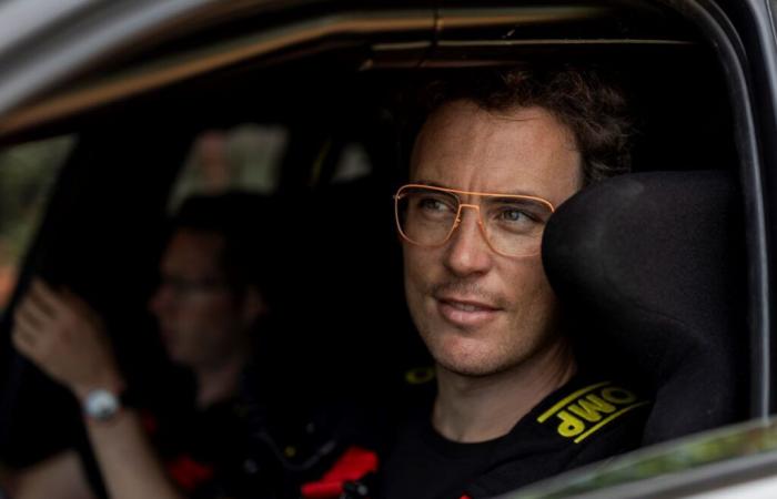 Thierry Neuville präsentiert einen Kunsthelm für die Rallye Japan