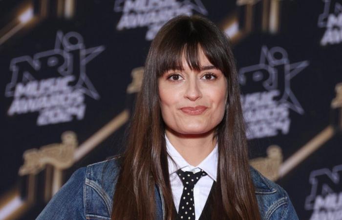 Clara Luciani: Um über ihre Karriere zu sprechen: Ihre berühmte Rocker-Kollegin trägt überhaupt keine Handschuhe