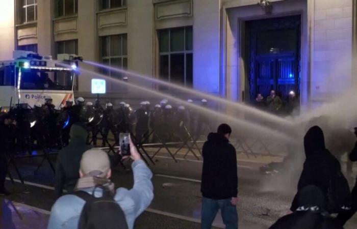 Pumper, Tränengas und Schlagstöcke: Zusammenstöße zwischen Polizei und Demonstranten in Brüssel nach der Ankunft von Jordan Bardella