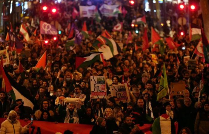 Paris. Tausende protestieren gegen die Gala „Israel ist für immer“.