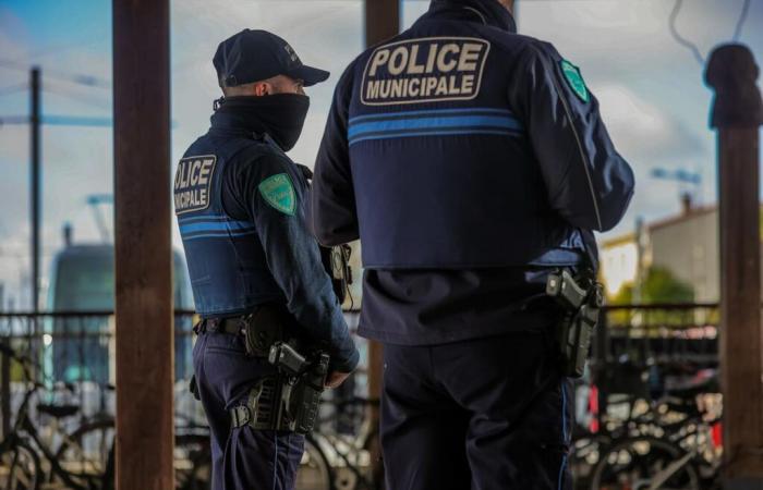 Ob „starkes Signal“ oder „Verleugnung“, die Bewaffnung der Stadtpolizei kehrt politische Etiketten um