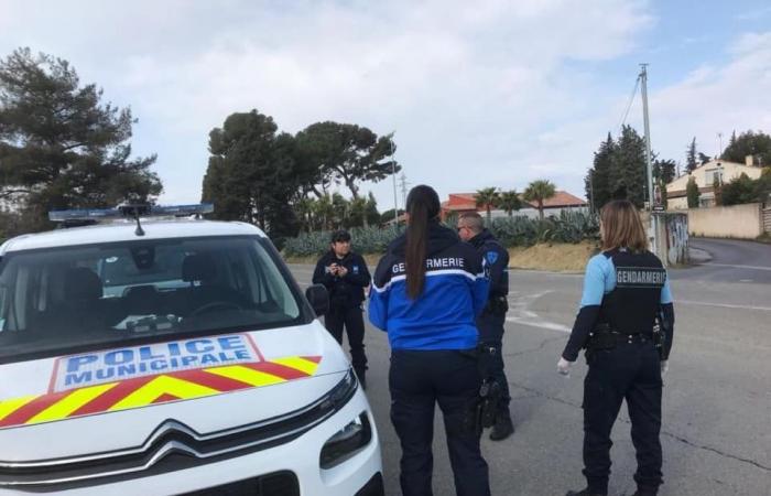 Er schlägt mit seinem Wohnmobil einen Beamten der Stadtpolizei an, bevor er ihn völlig nackt mit einem Messer bedroht