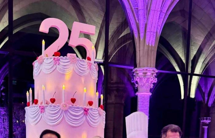 Eine Prinzessin entspringt einer Torte, um im Beisein von Prinzessin Léa von Belgien das 25-jährige Jubiläum von BIG zu feiern