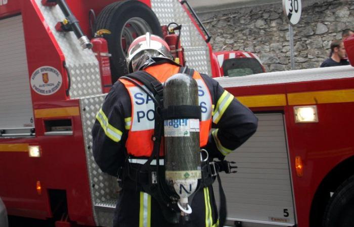 Ausgehend von einem Nebengebäude breitet sich das Feuer auf zwei Gebäude in Aveyron aus