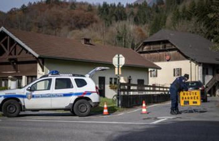 Eine Oberschülerin wurde in Polizeigewahrsam genommen, weil sie versucht hatte, ihre Lehrerin zu erwürgen