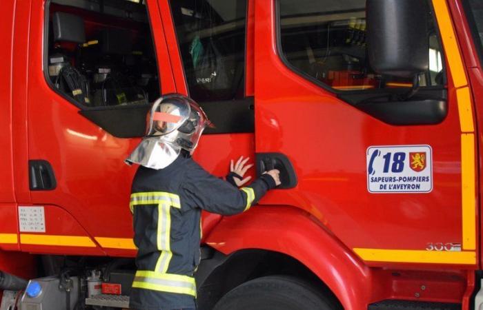 Ausgehend von einem Nebengebäude breitete sich das Feuer auf zwei weitere Gebäude aus: 15 Feuerwehrleute im Einsatz, in Aveyron