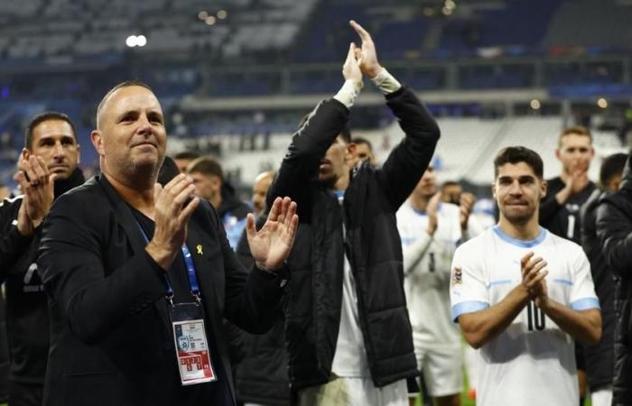 Nach dem Spiel Frankreich-Israel salutiert der israelische Trainer vor der beeindruckenden Leistung