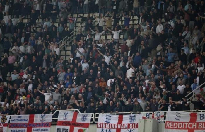 Englische Fans werden am Rande des Griechenland-England-Spiels misshandelt, der englische Verband wird eine Untersuchung einleiten (Fuß)