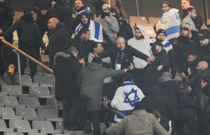 Israelische und französische Fans geraten während eines Fußballspiels unter großer Polizeipräsenz aneinander