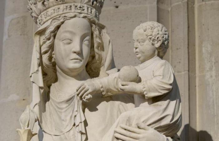 Paris. Notre-Dame findet seine symbolische Statue und ist mit zeitgenössischen Wandteppichen drapiert