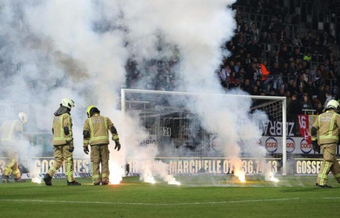 Der Fan, der das Spiel gegen Mechelen unterbrochen hatte, wurde zur Zahlung von 65.000 Euro an Sporting de Charleroi verurteilt