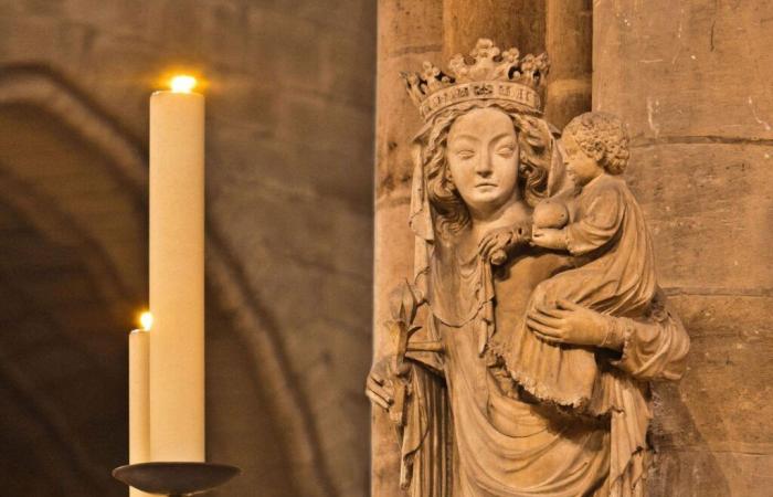 Die Statue der „Madonna mit Kind“, die den Brand überlebt hat, kehrt nach Notre-Dame zurück