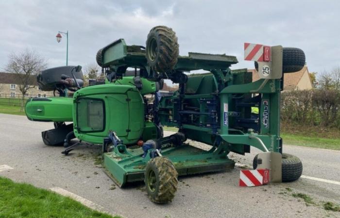 Der Traktor kippt um, der Fahrer bleibt unverletzt