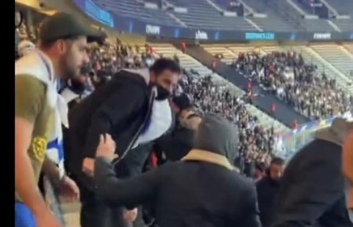 Frankreich/Israel: Spannungen brachen auf der Tribüne aus, als Fans „Befreit die Geiseln“ skandierten und es zu einer Schlägerei kam, die einige Minuten dauerte – Anschauen