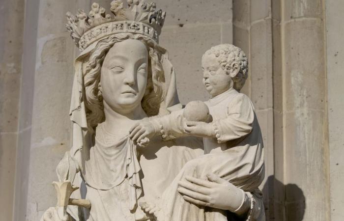 eine Prozession zu Ehren der Statue der „Jungfrau von der Säule“, die zur Kathedrale zurückkehrt