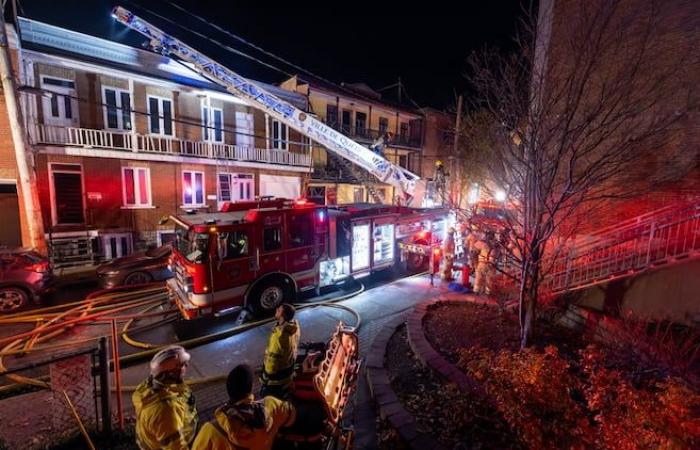 Ein Großbrand erzwingt die Evakuierung der Bewohner