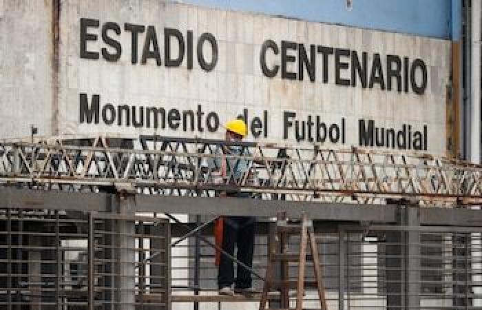 Mit Brandbannern heizen uruguayische Fans das Duell gegen Kolumbien an