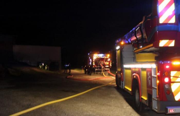 Haut-Doubs. Während der Bauer seine Kühe melkt, bricht auf seinem Bauernhof in La Longeville ein Feuer aus