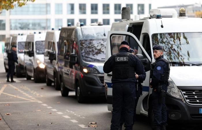 Beim Fußballspiel Frankreich-Israel raufen sich Fans trotz starker Sicherheitspräsenz