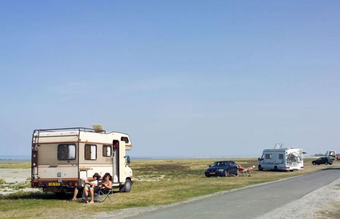 Eine Frau schlägt ihren Partner in einem Wohnmobil an