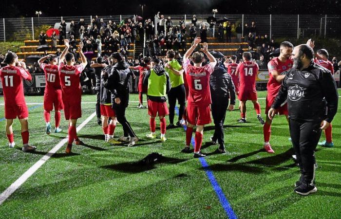 Fußball – Coupe de France: Comtal am Fuße eines Berges