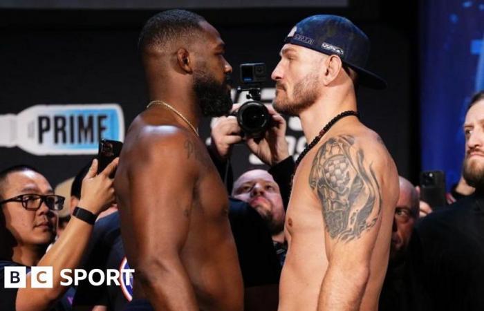 UFC 309 Jones gegen Miocic: Jon Jones schüttelt Stipe Miocic beim Wiegen nach der Brüskierung am Donnerstag die Hand