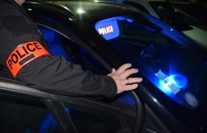 Ein Polizist schießt in Gefahr auf das Auto des Fahrers