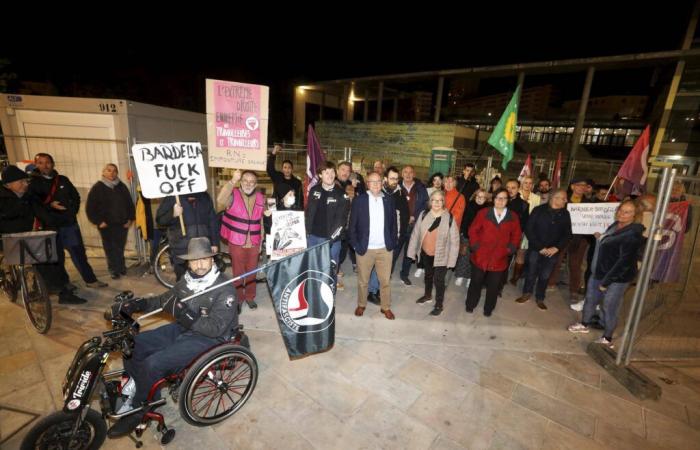 Rund fünfzig Menschen demonstrieren an diesem Freitagabend in Toulon gegen die Nationale Kundgebung