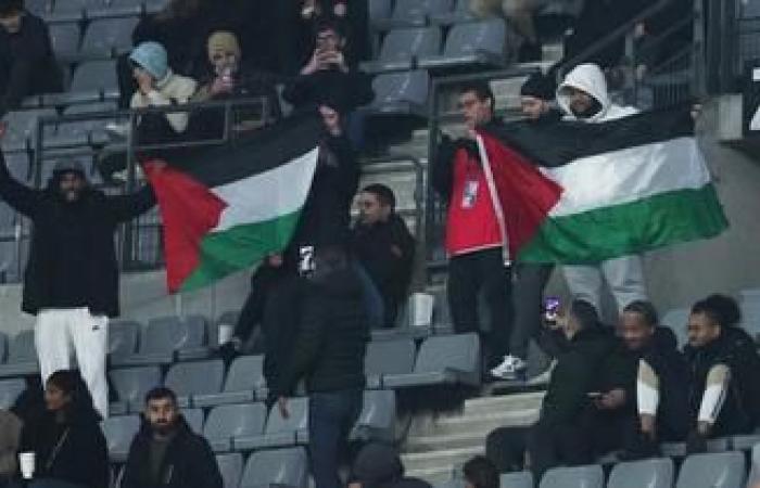 Nach dem Spiel Frankreich-Israel salutiert der israelische Trainer vor der beeindruckenden Leistung