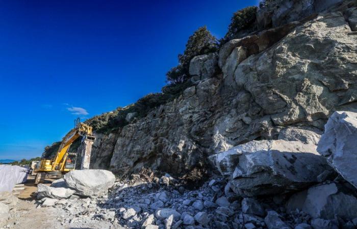 Nach dem Erdrutsch auf der RT 30 in Lumio (Haute-Corse) kommen die Steinbrecher zum Einsatz