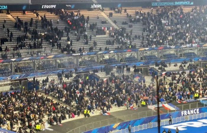 Beim Fußballspiel Frankreich-Israel raufen sich Fans trotz starker Sicherheitspräsenz