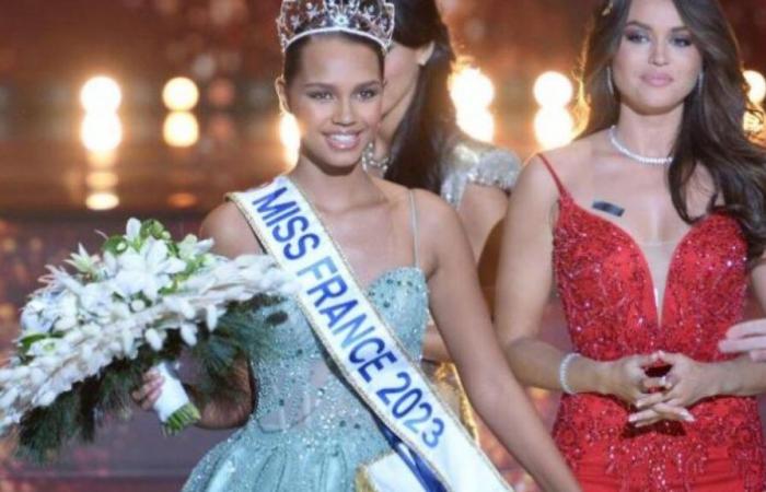 Was ist die Nationaltracht von Miss France im Miss Universe-Wettbewerb? Finde es heraus!