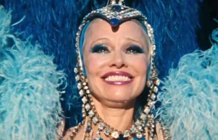 ein Trailer, der Boxen für The Last Showgirl herstellt