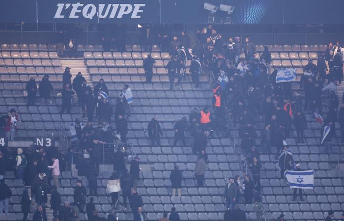 Israelische und französische Fans geraten während eines Fußballspiels unter großer Polizeipräsenz aneinander