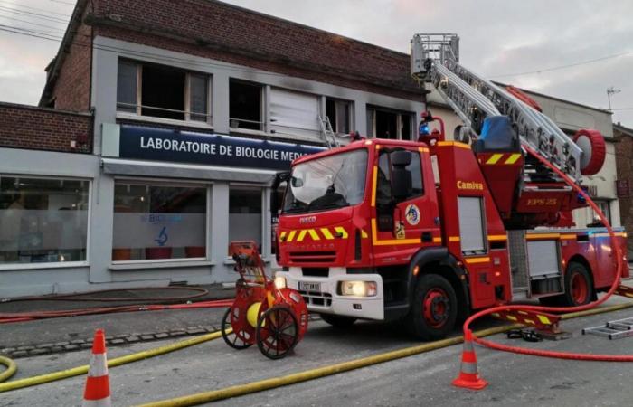 In Ham sind ein medizinisches Biologielabor und ein Wohnhaus von einem Feuer betroffen