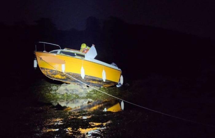 Ein gestrandetes Boot und eine von der Flut gestrandete Frau im Golf von Morbihan