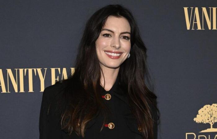 Anne Hathaway und ihr Sohn werden während eines Basketballspiels beinahe von einem Spieler getroffen