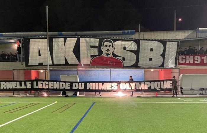 NÎMES OLYMPIQUE Die wunderschöne Hommage der Gladiatoren an die Legende Hassan Akesbi