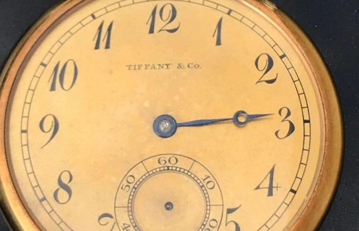 Goldene Uhr des Kapitäns, der 700 Überlebende der Titanic rettete, wird für 1,56 MILLIONEN £ verkauft – eine rekordverdächtige Summe