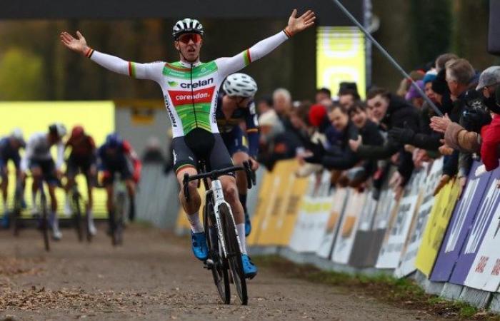 Laurens Sweeck holt sich nach einem verrückten Thriller in „Strawberry Cross Merksplas“ den zweiten Sieg in Folge im Superprestige