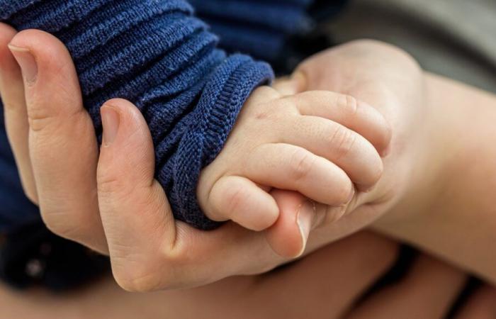 Ein drei Monate altes Baby in kritischem Zustand, wurde von seinem Vater angeklagt