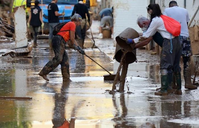 Französische Feuerwehrleute zur Unterstützung Spaniens, zwei Wochen nach den Überschwemmungen